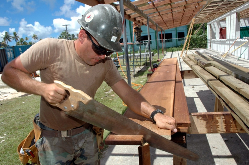 menuisier-VARAGES-min_worker_construction_building_carpenter_male_job_build_helmet-893290